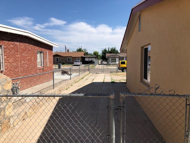 Building Photo - 5008 Sierra Madre Dr