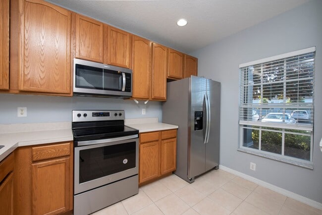 Building Photo - 2 Bedroom /2.5 bathrooms Town House. Just ...