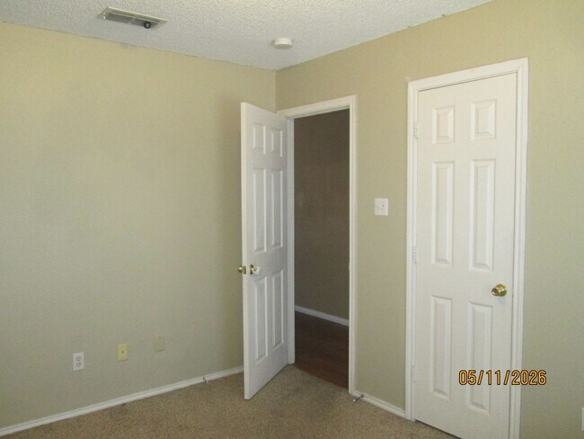 Building Photo - HOUSE - 3 Bedrooms, 2 Bath, 2 Car Garage