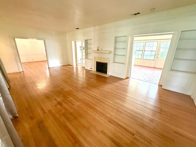 Building Photo - 247 Club Dr
