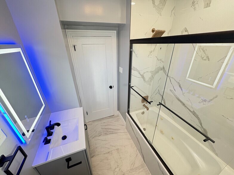 Building Photo - 2026 W McLean Ave