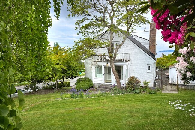 Building Photo - 3 bedroom 2.5 View Property Beach Access  ...