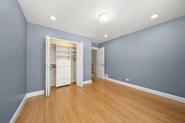 Building Photo - 7432 W Ainslie St