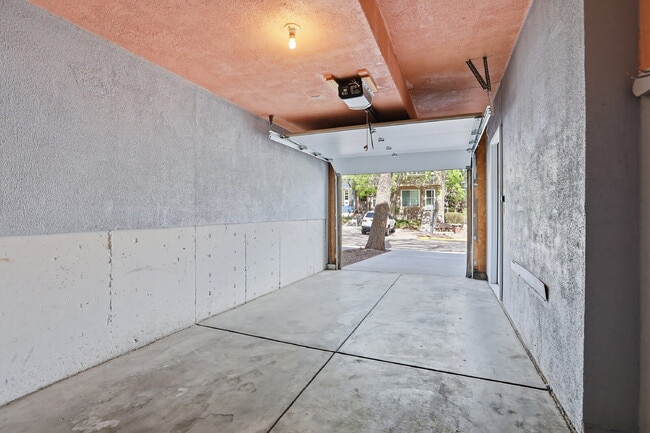 Building Photo - $2,045.95 - 2 Bed, 1.5 Bath Townhome in Centennial with Pool Access