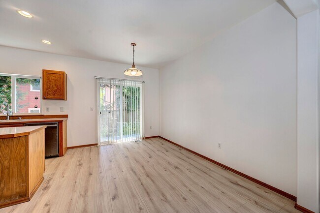 Building Photo - Lynnwood Two Story