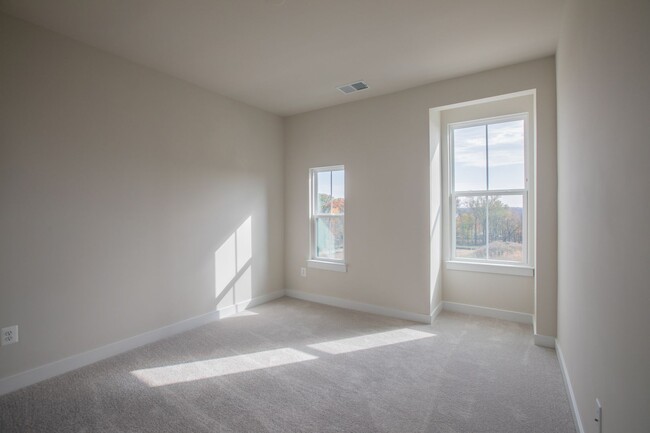 Building Photo - Stunning 3 BR/2.5 BA Townhome in Laurel!