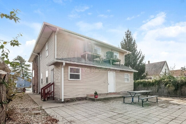 Building Photo - 3014 W 10th St