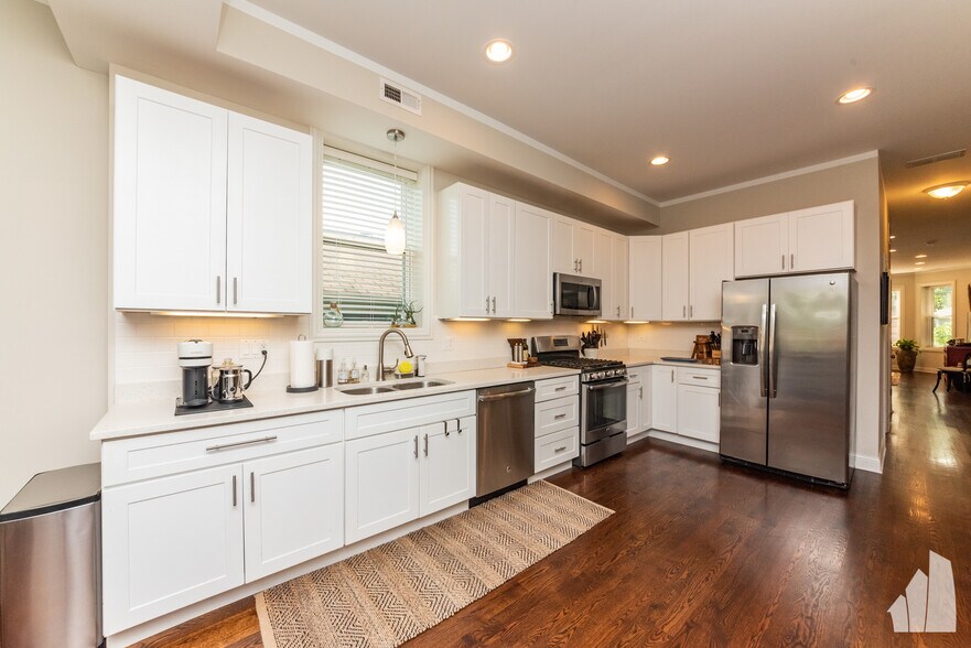 Building Photo - 839 Lyman Ave