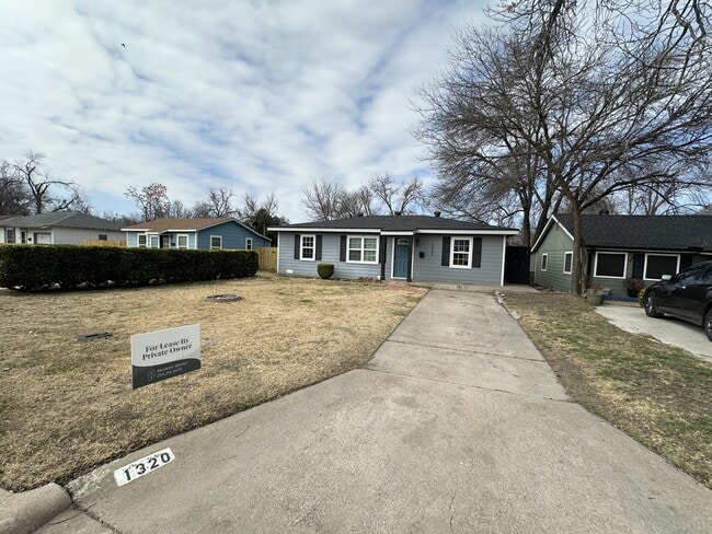 Building Photo - 1320 S 35th St