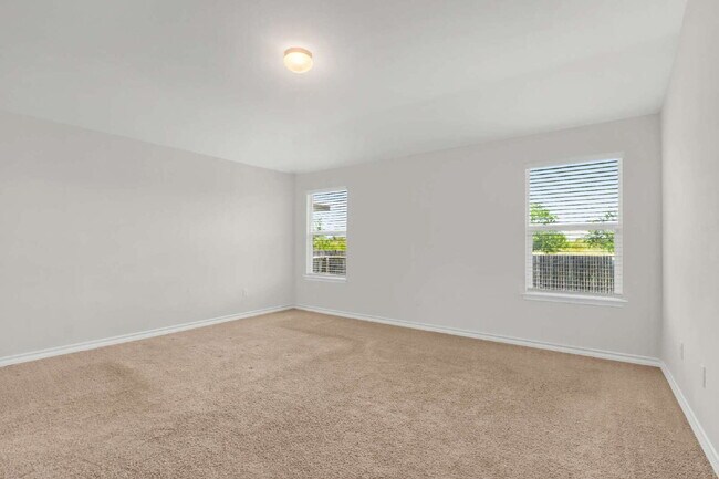 Building Photo - "Spacious 5-Bedroom Sanctuary with 2.5 Bat...