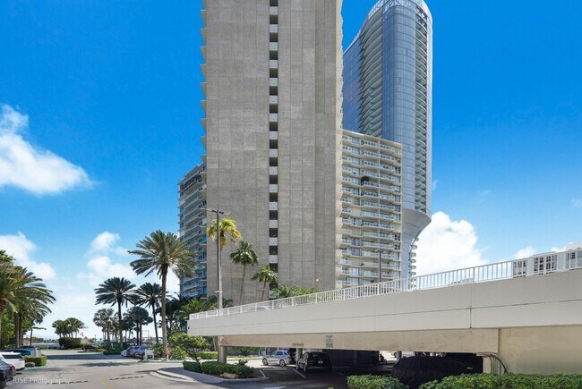 Building Photo - Stunning Waterfront Living in South Brickell
