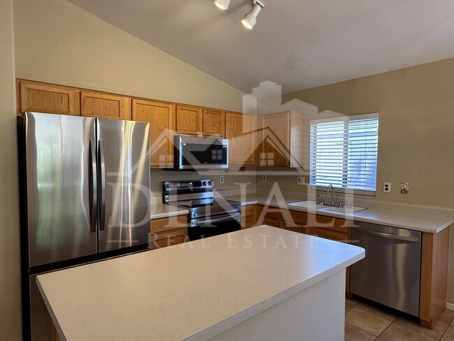 Building Photo - 923 E Monterey St