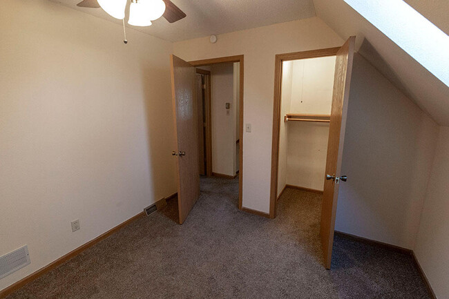 Building Photo - 1304 Millbrook Ct