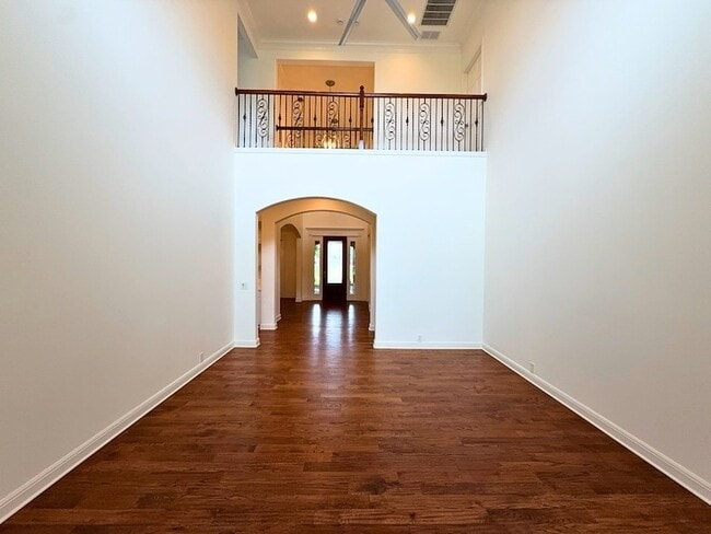 Building Photo - 1205 Golden Gate Dr