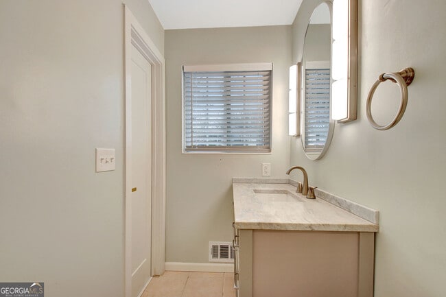 Building Photo - 183 Pine St NE