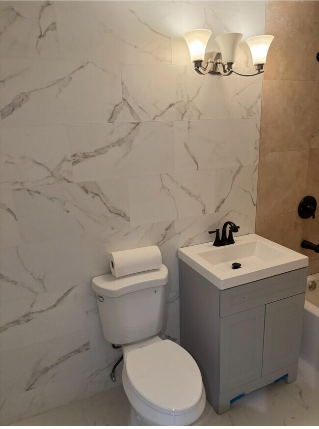 Building Photo - 706 N E St