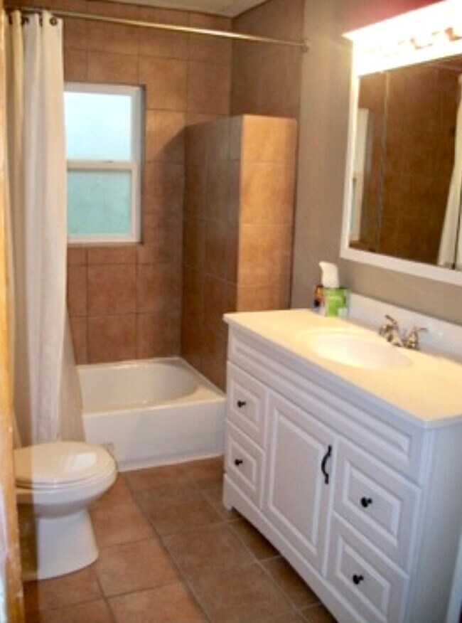Building Photo - LARGE, 5 BD/2 BA house, near campus!