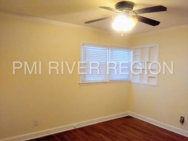 Building Photo - 3 Bedroom 2 Bathroom Home