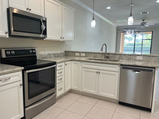 Building Photo - 2 bedroom, 2 bathroom attached villa home in Islandwalk!