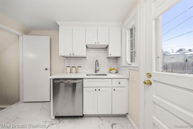 Building Photo - 695 Graefield Ct