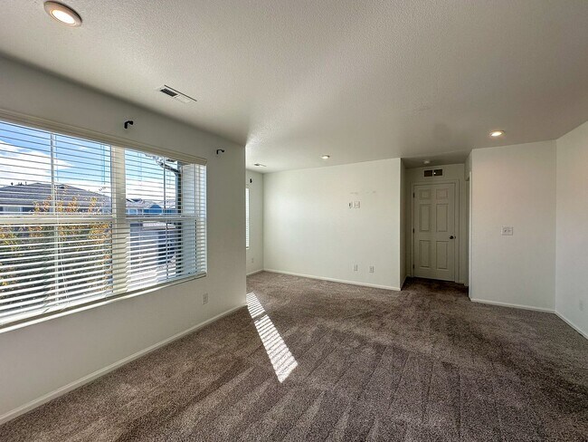 Building Photo - CORNER 3bd 2.5ba paired home in Trails Edge!
