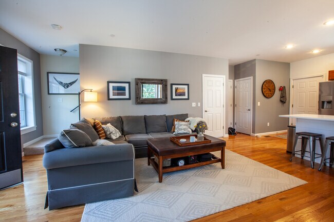 Building Photo - 9 Falkland Pl