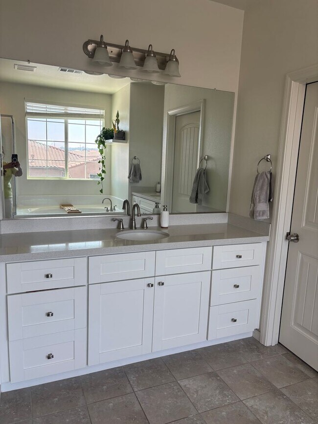 Building Photo - Beautiful 4- Bedroom Home