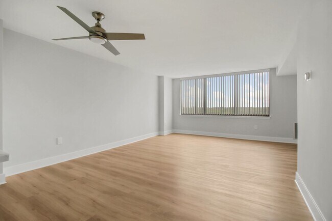 Building Photo - 1 Bed 1 Bath - Rockville Condo - Completel...