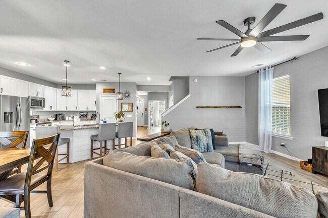 Building Photo - Stunning 4 Bed/2.5 Bath home in Creekside