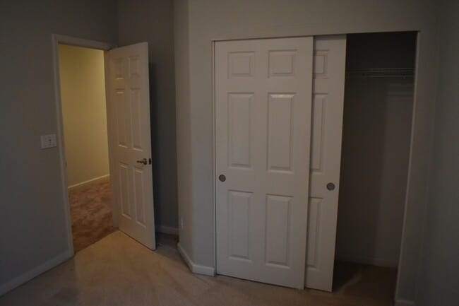 Building Photo - 570 Barclay Way