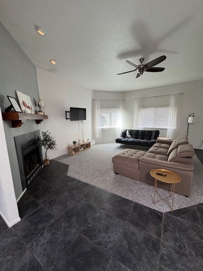 Building Photo - Northwest-3 bedroom/ 2 bathroom single family home w/ pool!