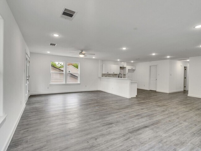 Building Photo - ? Spacious & Stylish 3-Bed Home – Garage I...