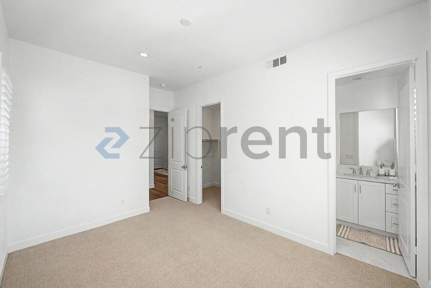 Building Photo - Unit