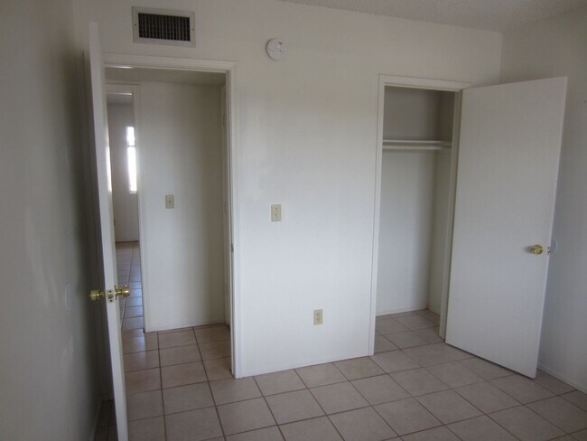 Building Photo - Clean & Cozy 3 Bed.  2 Bath Home With Big ...