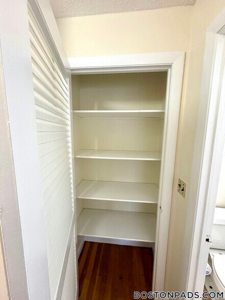 Building Photo - 122 Dustin St