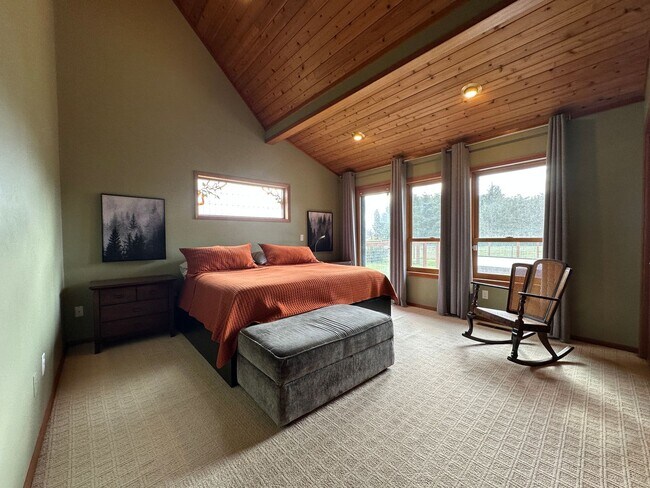 Building Photo - Lovely, furnished home with mountain views...