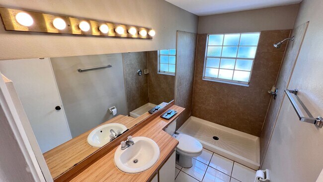 Building Photo - Beautiful 3/2 Home Located In Waterford La...