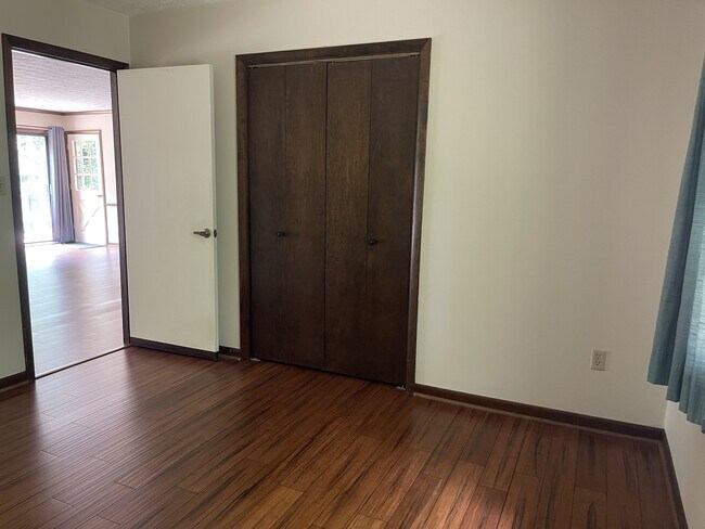 Building Photo - 170 Longview Dr