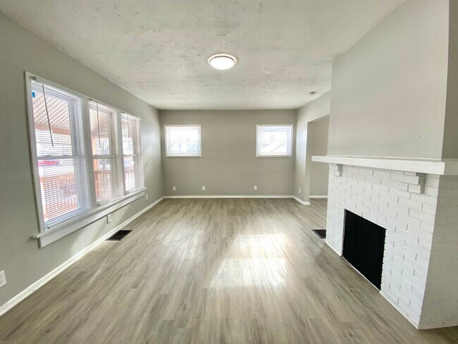 Building Photo - Newly Rehabbed Single Family in Dayton!: N...