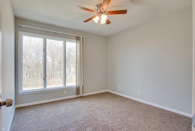 Building Photo - Amazing and spacious 3/2.5 Hermitage Townhouse with fireplace & patio!!! Pets ok!