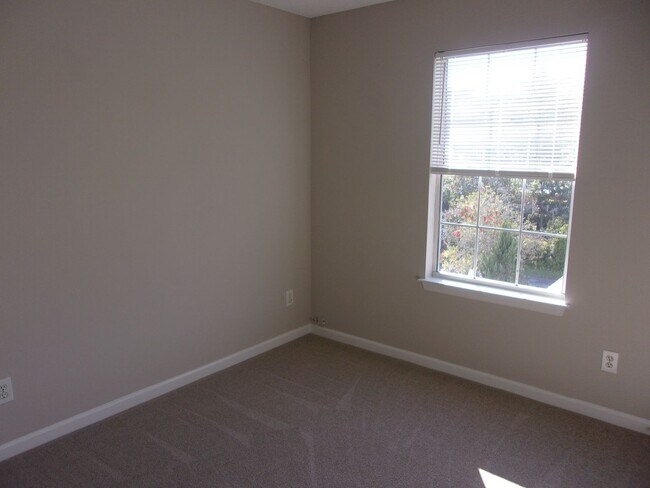 Building Photo - 3 Bedroom / 2.5 Bathroom with 2 car garage...