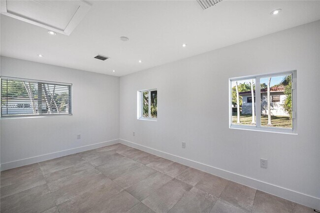 Building Photo - 5801 SW 44th Terrace