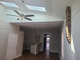 Building Photo - 318 Main St