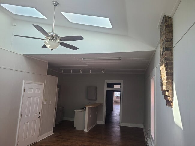 Building Photo - 318 Main St