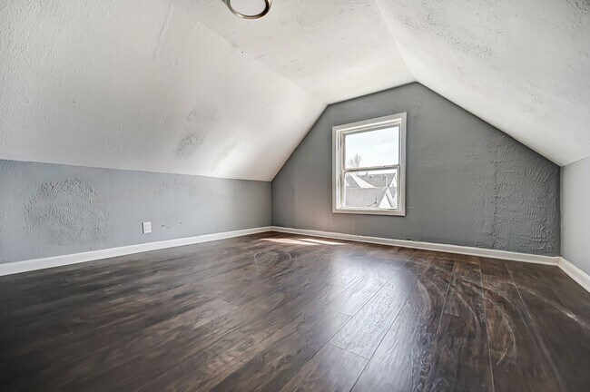 Building Photo - Charming 4 bedroom, 1 bathroom
