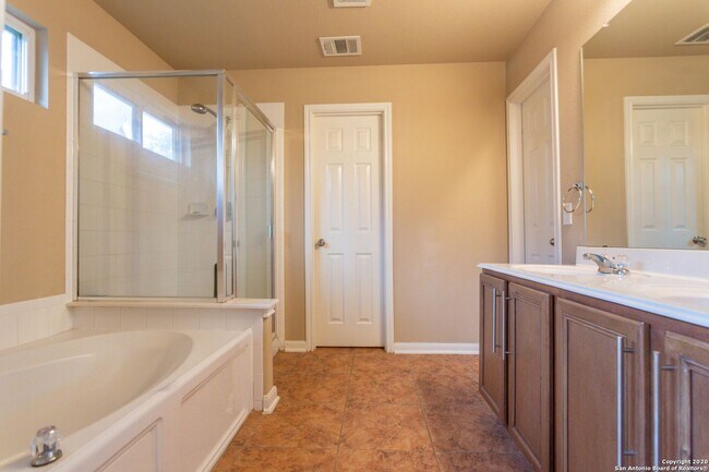 Building Photo - Spacious Stone Oak Beauty