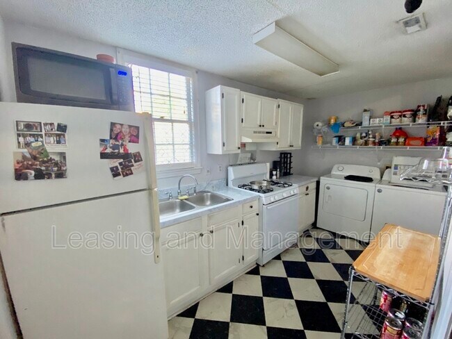 Building Photo - 146 Line St