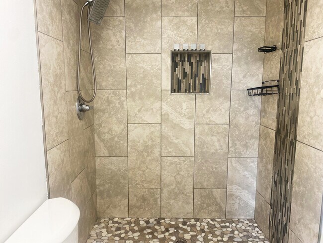 Building Photo - 1104 SE 8th St