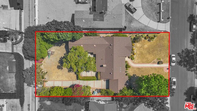 Building Photo - 9322 Lasaine Ave