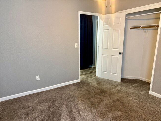 Building Photo - 3 Bedroom 2 Bathroom home at end of Cul-De-Sac